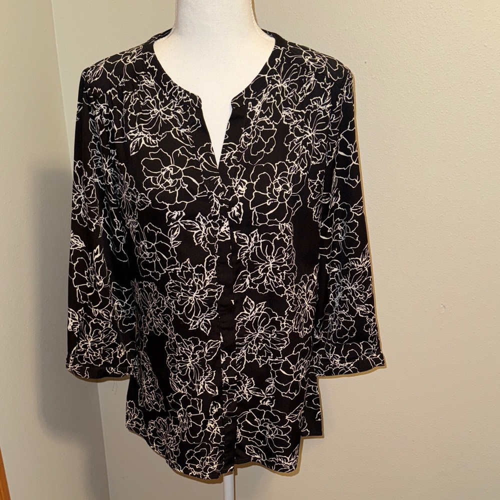 New Banana Republic Women’s Blouse Size Medium Black with White Floral Pattern